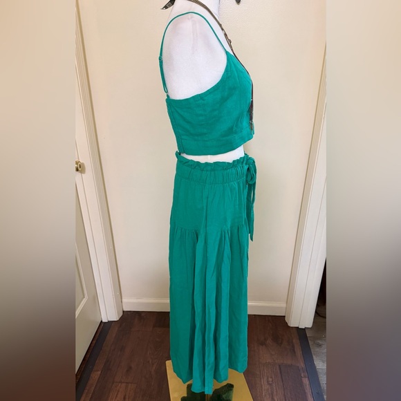 Linen blend Kelly Green Midi Skirt set has matching crop top by universal thread - Picture 5 of 9